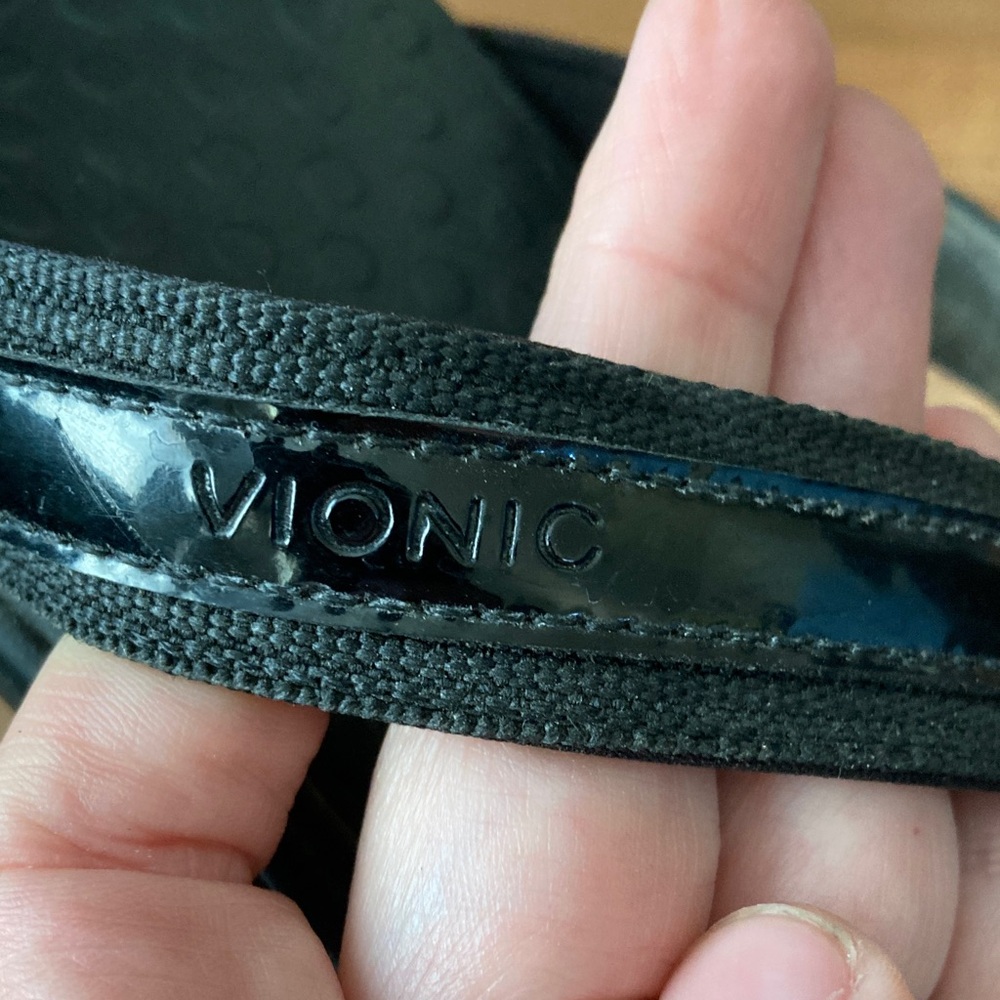 Vionic Black Casual Foam Flip Flop Sandals Sz 9 - Picture 2 of 6